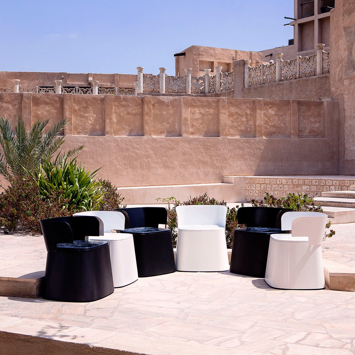 Dubaï Collection, alcove - Photograph by Jack Dabaghian