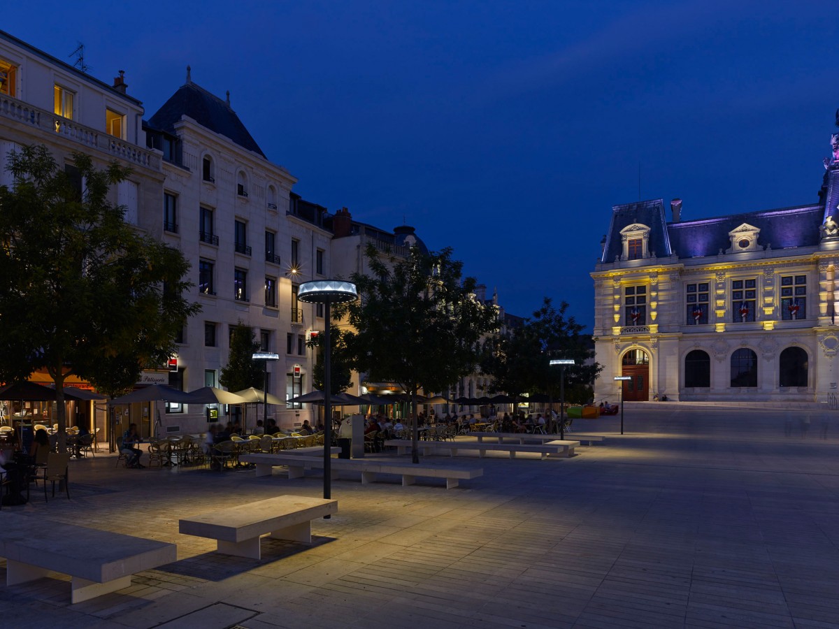 Anello light, Poitiers - Photograph by Boy de la Tour