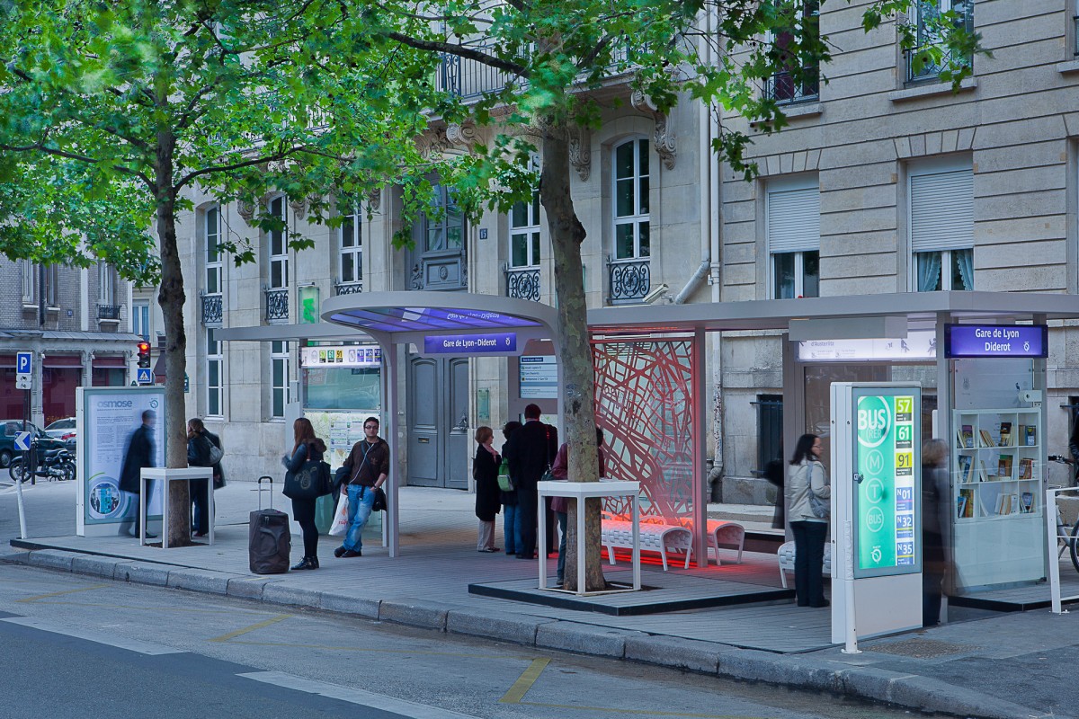 Paris – Experimental OSMOSE bus stop - Photograph by Y.Monel