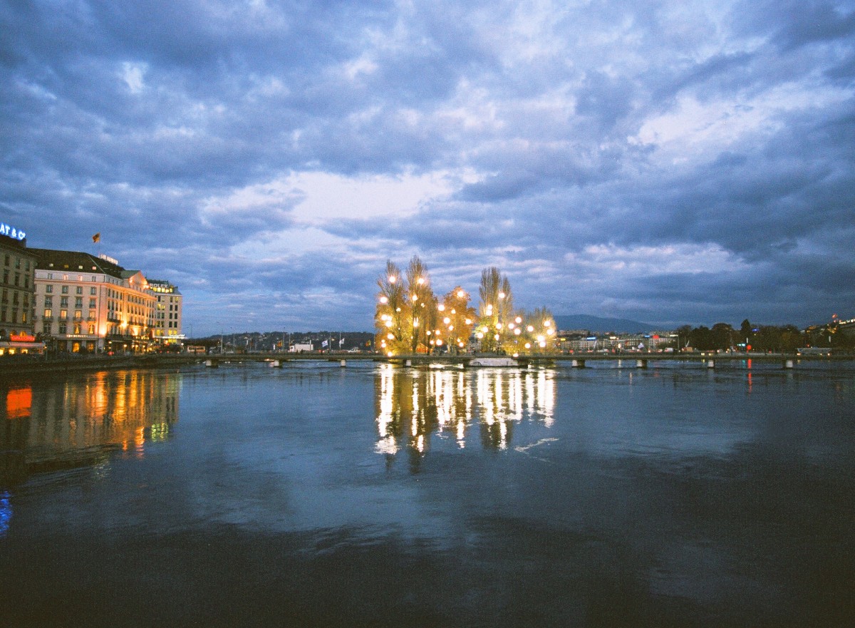 Rousseau Island, Genève, night view - Photograph by David Huguenin